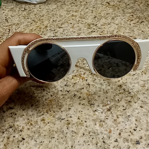 Sun glasses - Picture 2 of 2